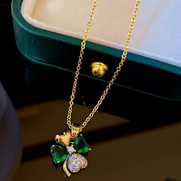 Four-leaf flower necklace - Picture 2 of 5